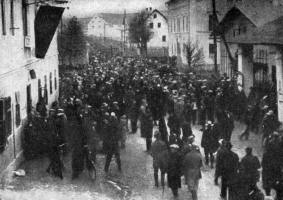 Fotografie z pohřbu obětí ve Vápenné