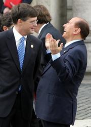 Italský premiér Silvio Berlusconi (vpravo) a jeho nizozemský protejšek Pieter Balkenende před podpisem ústavní smlouvy Evropské unie