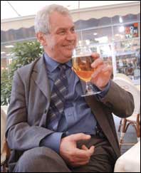 "Ten, kdo na shnilou žerď vyvěsí jakoukoli novou vlajku, pouze předstírá, že dělá reformy, ve skutečnosti pouze natírá zábradlí na parníku, který se potápí," řekl včera Miloš Zeman a svlažil rty v pivu.