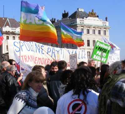 Pohled na zástupce SDS při manifestaci proti radaru 15. 3. 2008.