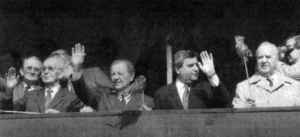 Zdánlivě jednotné vedení KSČ bylo v roce 1989 rozděleno do několika soupeřících skupin. Zprava Ladislav Adamec, Miroslav Štěpán, Miloš Jakeš a Gustáv Husák.