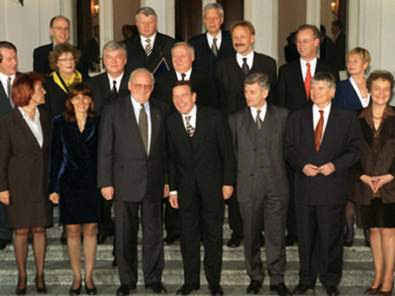 27. 10. 1998: První rudo-zelená vláda: nalevo od kancléře Schrödera je rozverný prezident Roman Herzog, napravo hubený Joschka Fischer a za kancléřem Oskar Lafontaine.