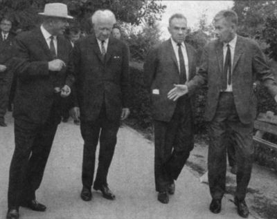 Zleva Nikolaj Podgornyj, Ludvík Svoboda, Alexej Kosygin a Josef Smrkovský béhem jednání v Řierné nad Tisou