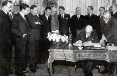 Prezident republiky Edvard Beneš podepisuje v přítomnosti členů vlády 24. října 1945 jeden ze čtyř znárodňovacích dekretů.