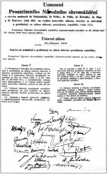Originál usnesení Prozatímního národního shromáždění ze dne 28. března 1946 o ústavním zákonu, kterým se prohlašují dekrety prezidenta republiky z let 19401945 za zákon. S podpisy prezidenta dr. Beneše, představitelů Prozatímního národního shromáždění a členů vlády.