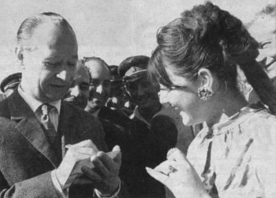 I kdy¾ž mélo být jednání v Řierné na přání Sovétù naprosto utajené * a novináři neméli mít přístup, místo schùzky bylo nakonec odhaleno. Dubček i dal¹í museli rozdávat autogramy.