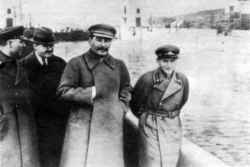 Do dějin lze zasahovat například i pomocí fotografické retuše. Snímek, na němž nahradily Jagodu vlny Něvy je z roku 1938.