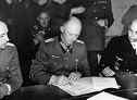 Generál Jodl podepisuje kapitulaci