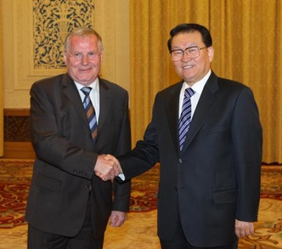 Li Changchun (R), a member of the Standing Committee of the Political Bureau of the Central Committee of the Communist Party of China, meets with Lothar Bisky, chairman of the Party of European Left, in Beijing, capital of China, Sept. 11, 2008.