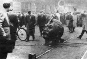 Symbol maďarského povstání 1956 - Stalinova busta „vyzdobená” dopravní značkou.