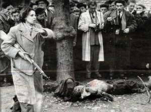 Zbraní se při povstání chopila i mládež a ženy. Na zemi leží tělo příslušníka tajné policie ÁVH.