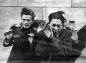 Skupina členů ÁVH vyváděných povstalci z budovy.