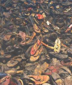 Hromady bot pro děti i dospělé vyděsily rudoarmějce i mimořádnou komisi znalců.