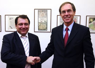 Šéf ČSSD Jiří Paroubek (vlevo) s možným prezidentským kandidátem Janem Švejnarem