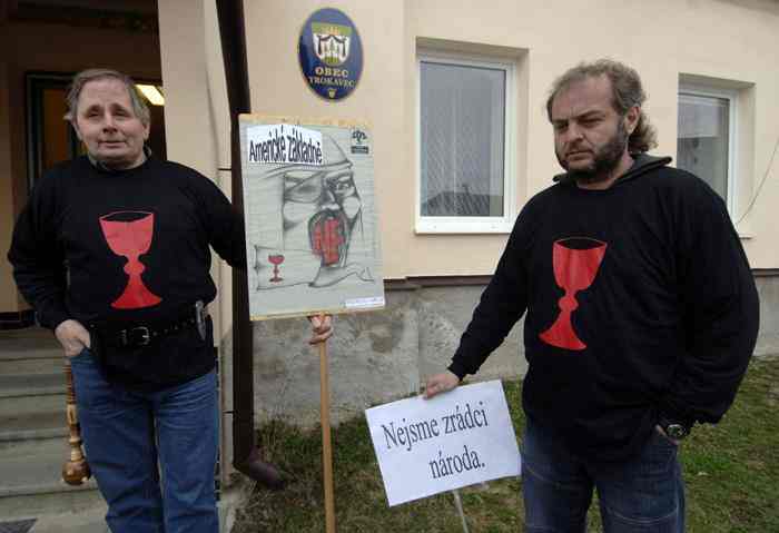 "Kališníci" ze SDS, přihlížející referendu.