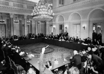 Jeden ze dvou pohledů na Sloupový sál během podpisu Varšavské smlouvy