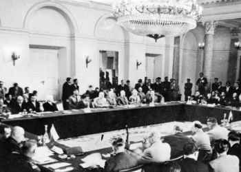 Jeden ze dvou pohledů na Sloupový sál během podpisu Varšavské smlouvy