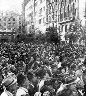 Pražané očekávají volební výsledky. V průběhu dne 26. května 1946 se v urnách ocitlo přes sedm miliónů lístků. Nejvíce hlasů dostali komunisté - v českých zemích jich získali 2 205 658, druzí národní socialisté 1 298 917.