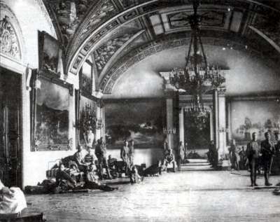 Malachitový sál Zimního paláce s obránci. Armádní kadeti byli téměř jediným vojenským oddílem, který zůstal za bolševického převratu věrný Prozatímní vládě.