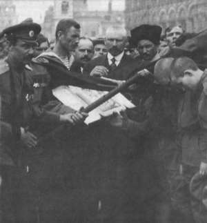 Příslušnice ženského praporu přísahají věrnost na ikonu. Nebyly nasazovány do bojových akcí a nejblíže se k tomu paradoxně dostaly při útoku bolševiků na Zimní palác.